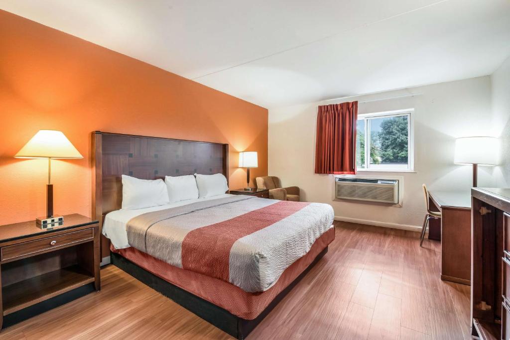 Postel nebo postele na pokoji v ubytování Motel 6-Tinton Falls, NJ
