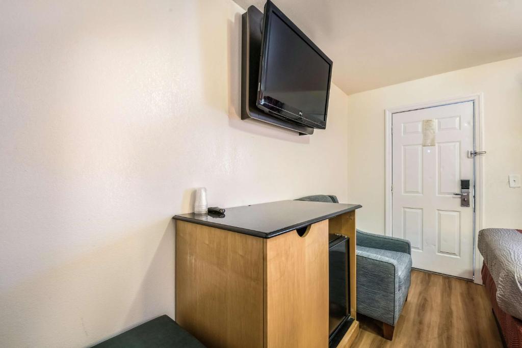 TV a/nebo společenská místnost v ubytování Motel 6-Tinton Falls, NJ