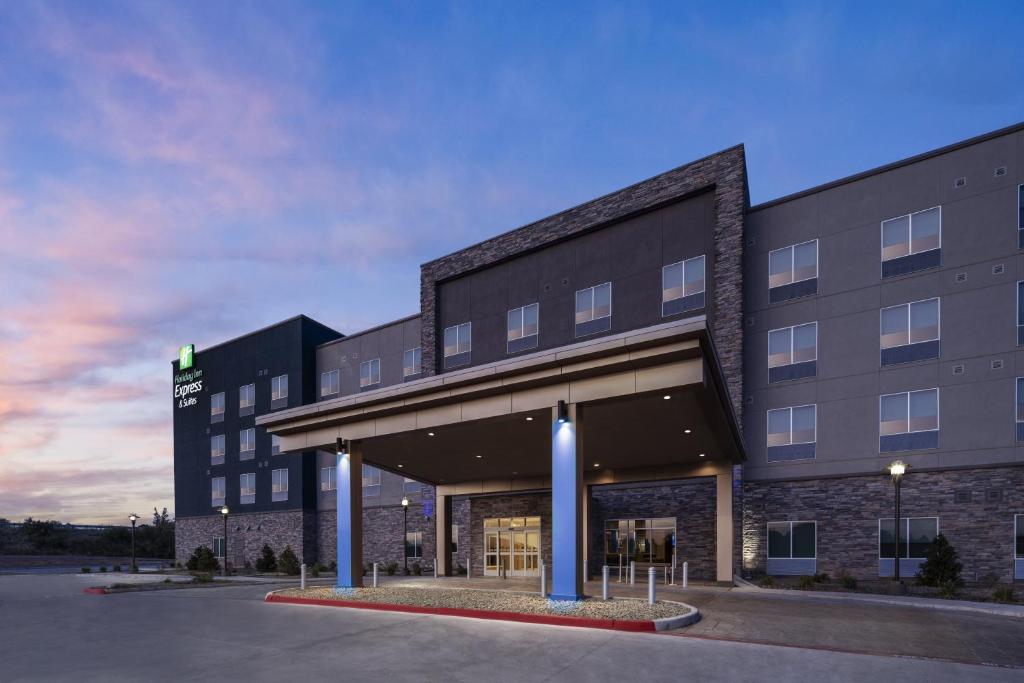 un edificio de hotel al anochecer en Holiday Inn Express & Suites - Odessa I-20, an IHG Hotel, en Odessa