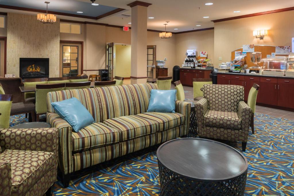 Ruang duduk di Holiday Inn Express Hotel & Suites North Sequim by IHG