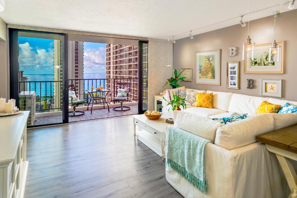 sala de estar con sofá blanco y balcón en Rare Deluxe Ocean View Gem with Free Parking, en Honolulu