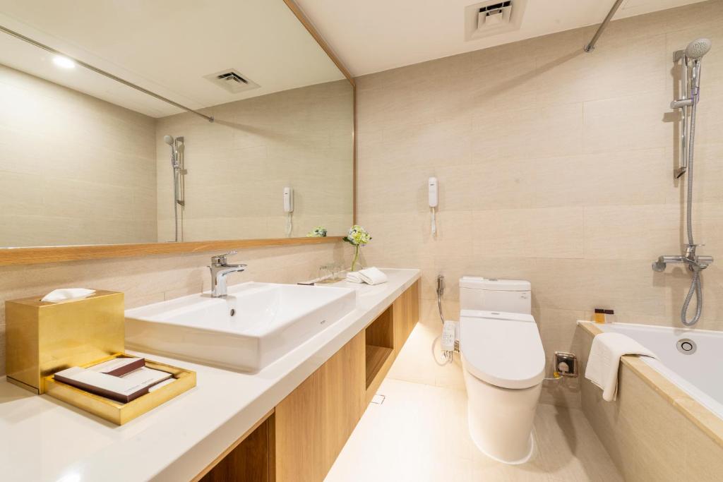 Koupelna v ubytování Hanoi Hotel