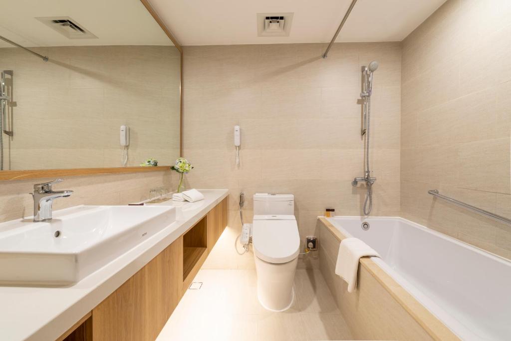 Koupelna v ubytování Hanoi Hotel