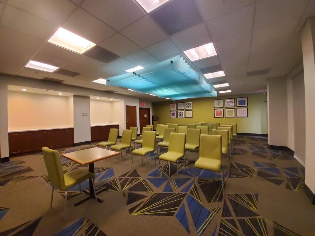 Holiday Inn Express & Suites Miami - Hialeah by IHG photo