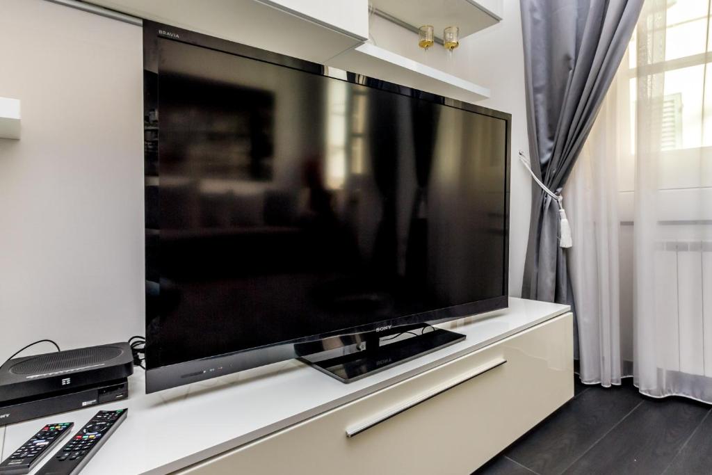 Televízia a/alebo spoločenská miestnosť v ubytovaní Elegant House Via Pia