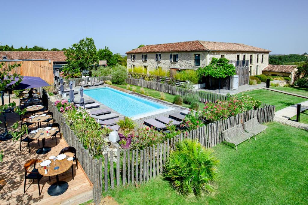 an external view of a villa with a swimming pool at Le Domaine de Baulieu in Auch