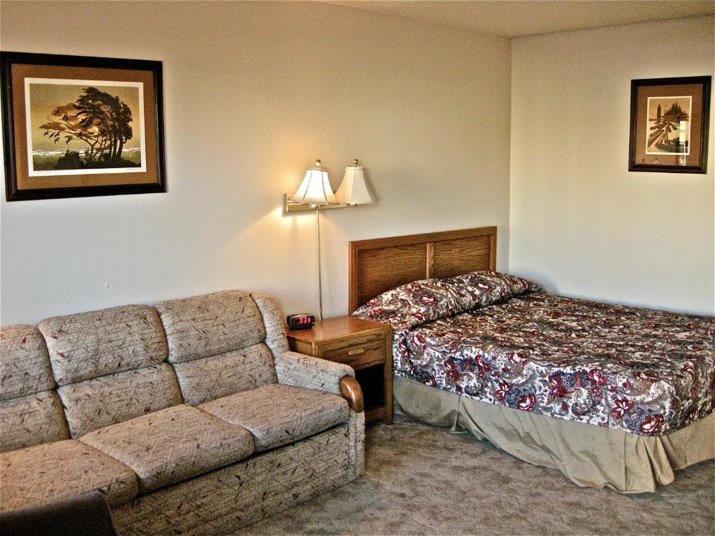 Postel nebo postele na pokoji v ubytování Knights Inn - Baker City