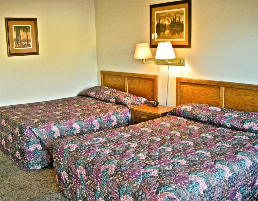 Postel nebo postele na pokoji v ubytování Knights Inn - Baker City