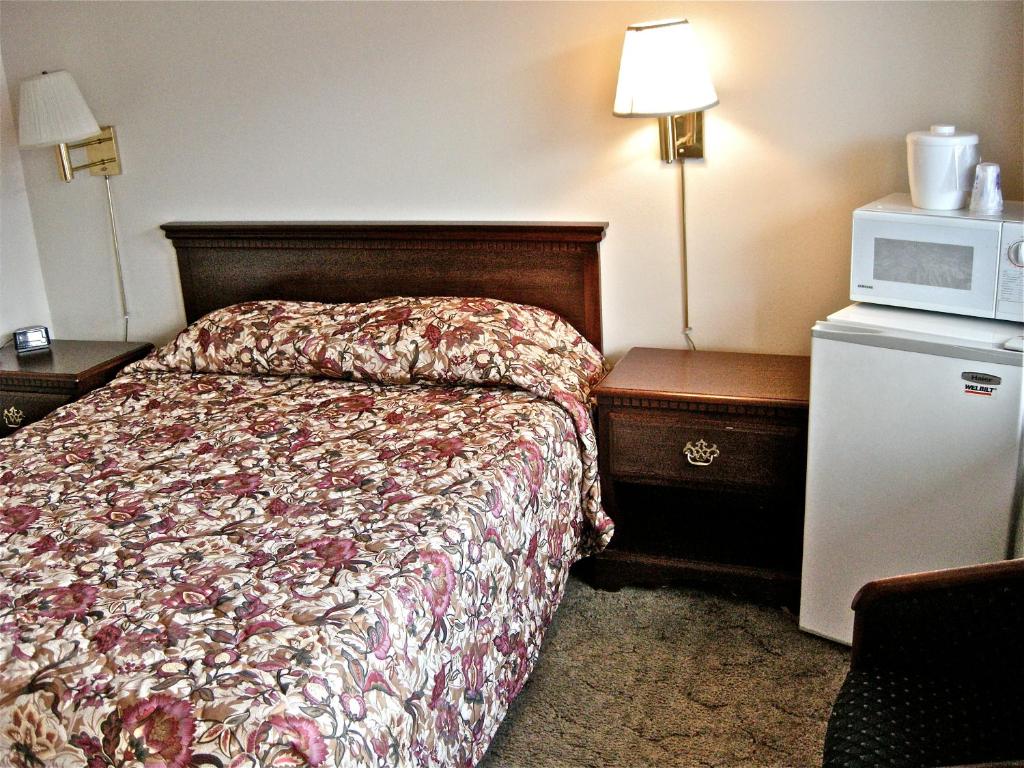 Postel nebo postele na pokoji v ubytování Knights Inn - Baker City