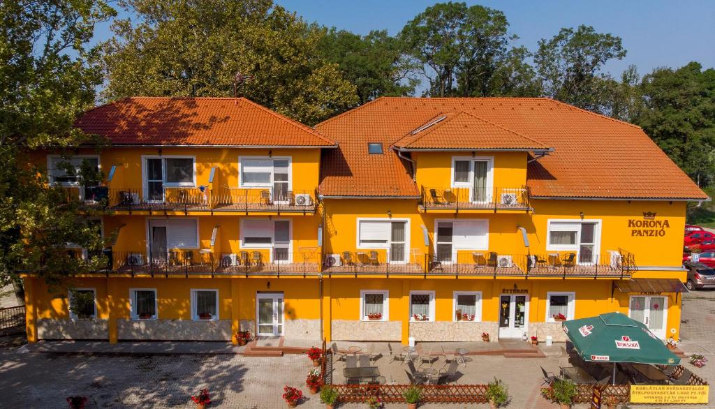 CsokonyavisontaにあるKorona Panzióの黄色のオレンジ色の屋根