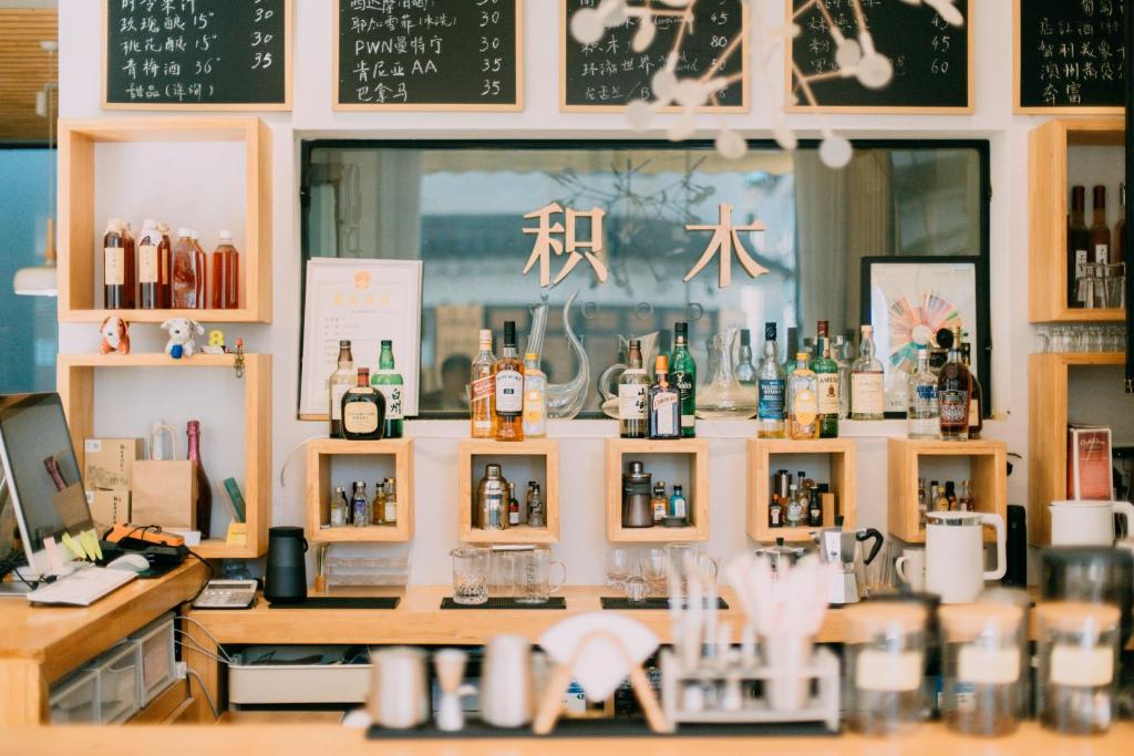 un bar dans un restaurant avec beaucoup d'alcool dans l'établissement Dali Blocks · Cafe & Travel Hotel, à Dali