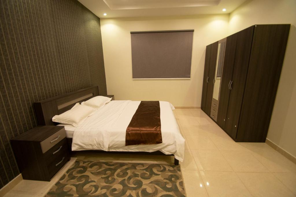 Postel nebo postele na pokoji v ubytování Waha AL Mudaif Serviced Apartments