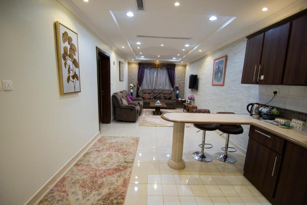 Kuchyň nebo kuchyňský kout v ubytování Waha AL Mudaif Serviced Apartments