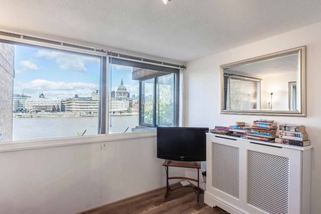 ロンドンにあるTate Modern River Viewのテレビ、大きな窓が備わる客室です。
