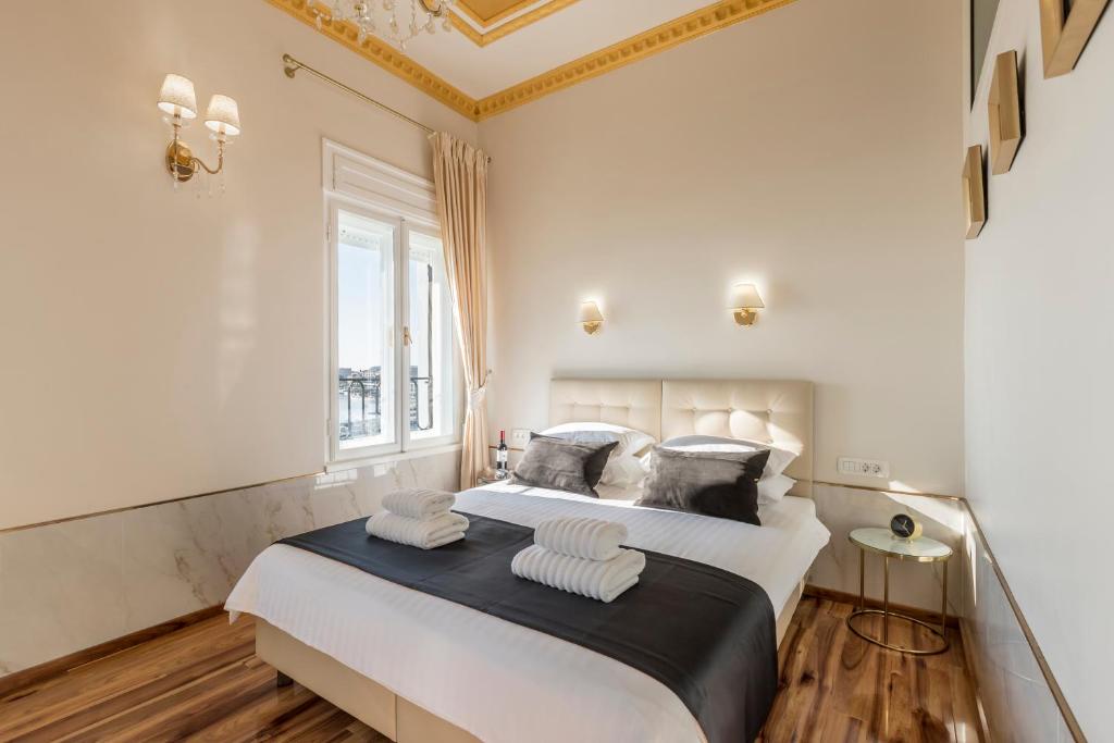 Postel nebo postele na pokoji v ubytování Olivia Luxury Rooms
