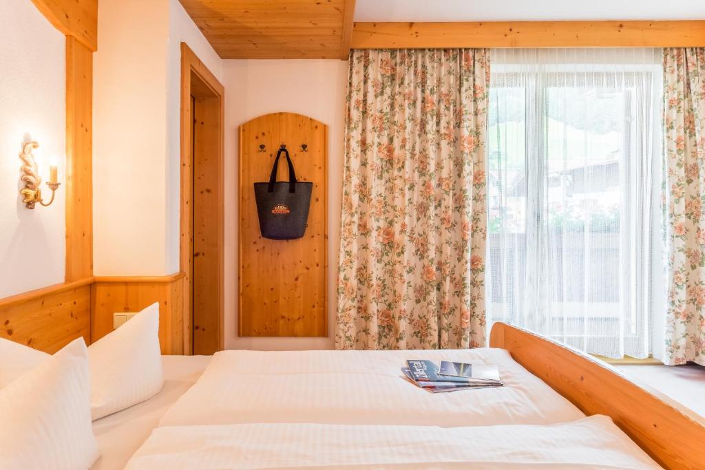 Voodi või voodid majutusasutuse Hotel Riedl im Zillertal toas