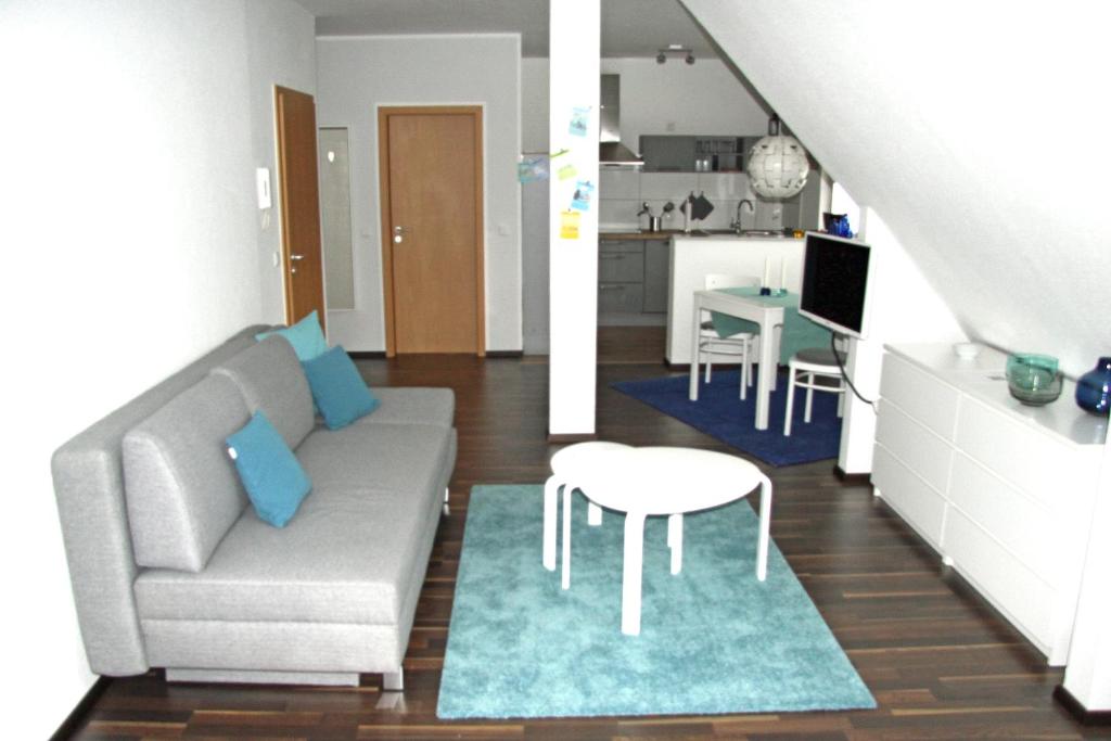 a living room with a couch and a kitchen at Ferienwohnung Brandheide in Recklinghausen