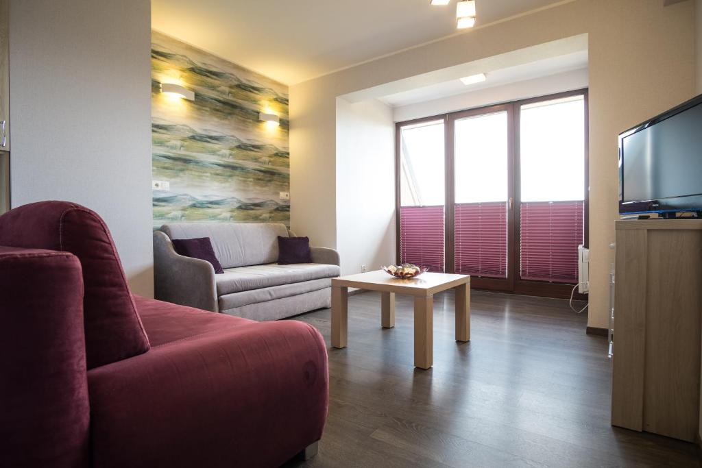 Televízia a/alebo spoločenská miestnosť v ubytovaní Apartament Argento Zakopane Kościelisko APARTZAKOP