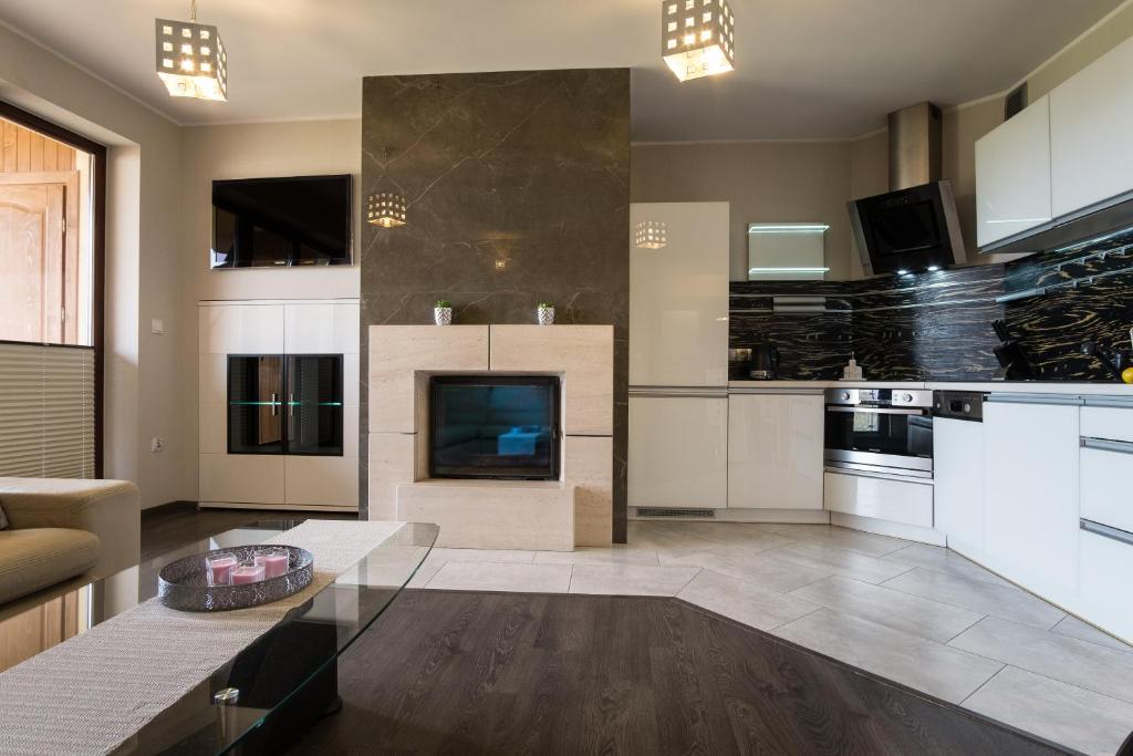 Kuchyňa alebo kuchynka v ubytovaní Apartament Argento Zakopane Kościelisko APARTZAKOP