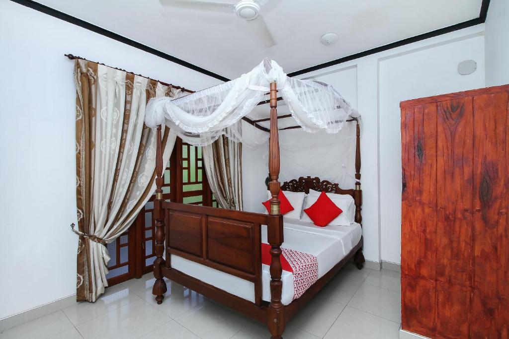 Tempat tidur dalam kamar di New Okay Hotel