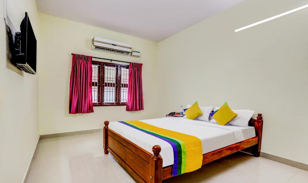 a bedroom with a bed and a window at Itsy By Treebo - Umaiyyal Home Stay in Kanyakumari