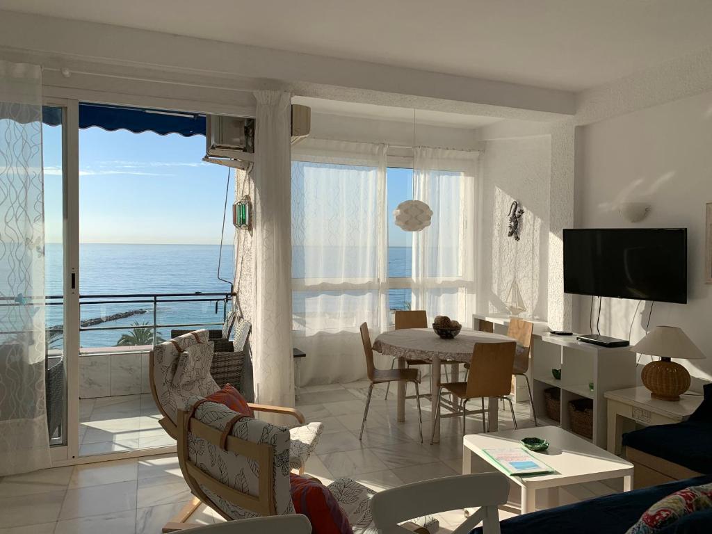 sala de estar con vistas al océano en Skol Apartments Marbella, en Marbella