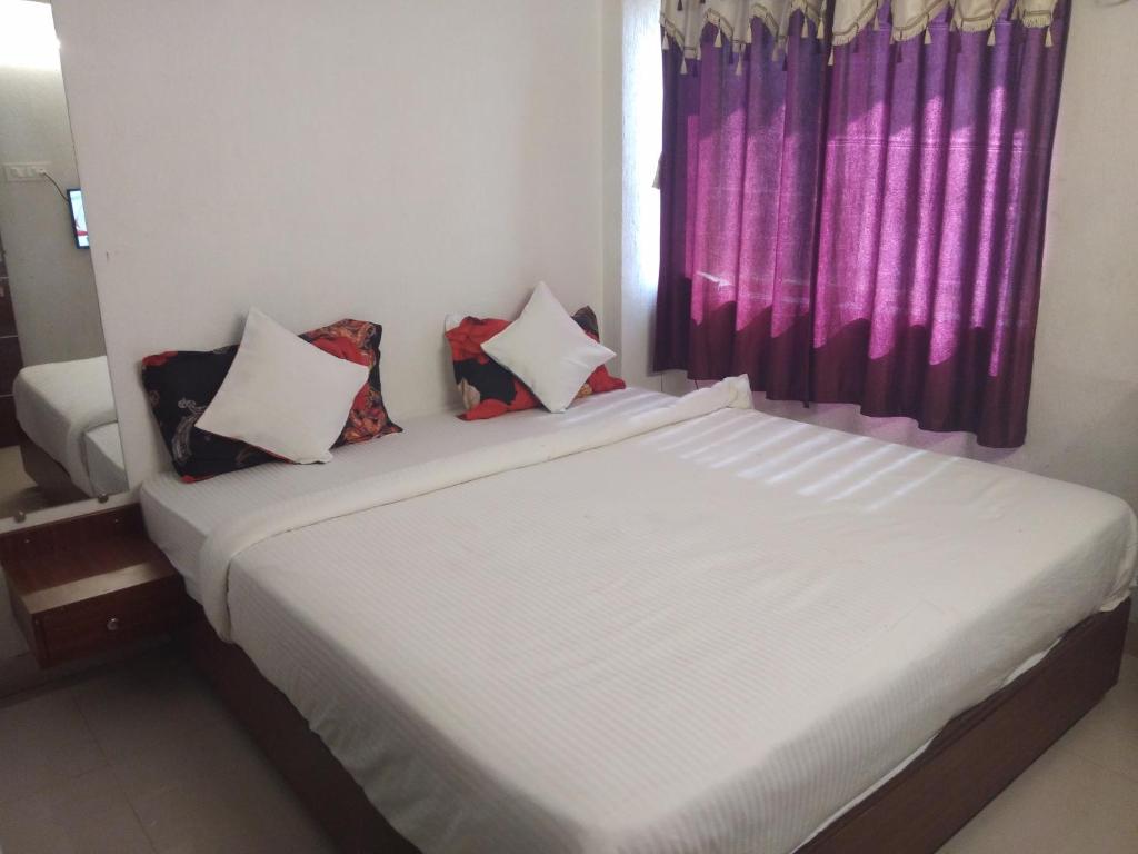 Säng eller sängar i ett rum på Latanand Residency