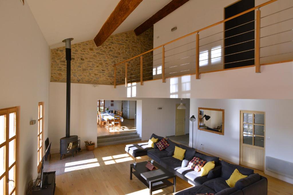 ein Wohnzimmer mit einem Sofa und einem Tisch in der Unterkunft Les Tiers in Roquebrun