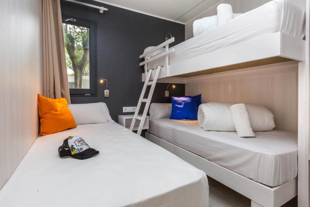 Cama o camas de una habitación en Tamarit Beach Resort