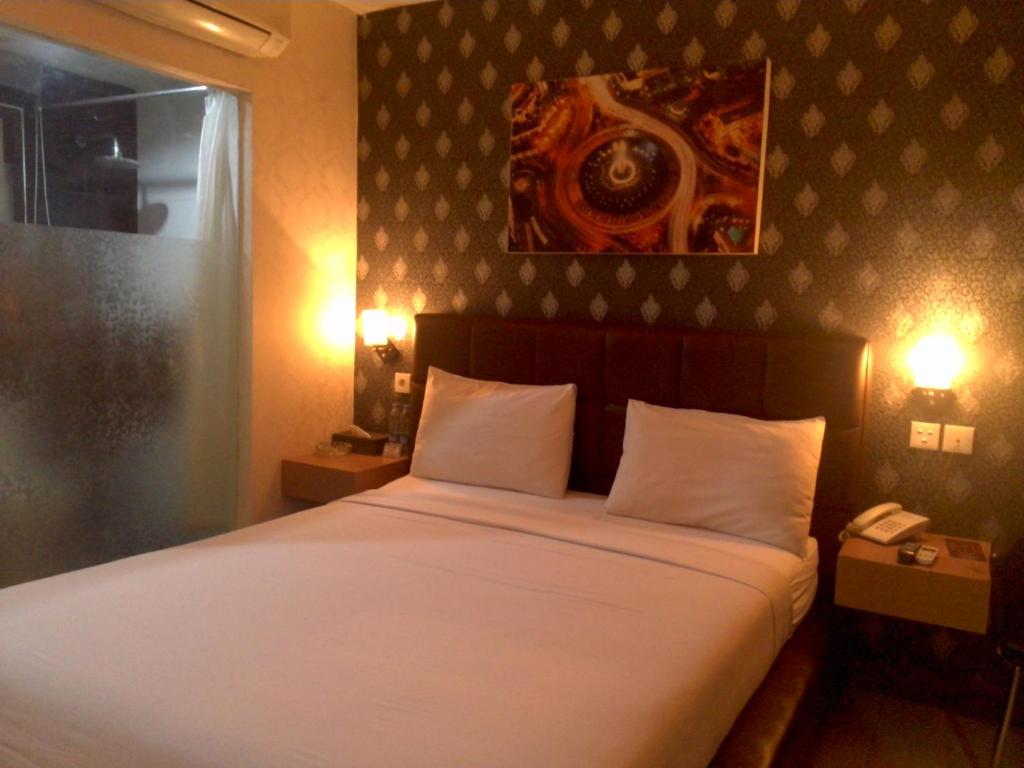 Rúm í herbergi á Antoni Hotel