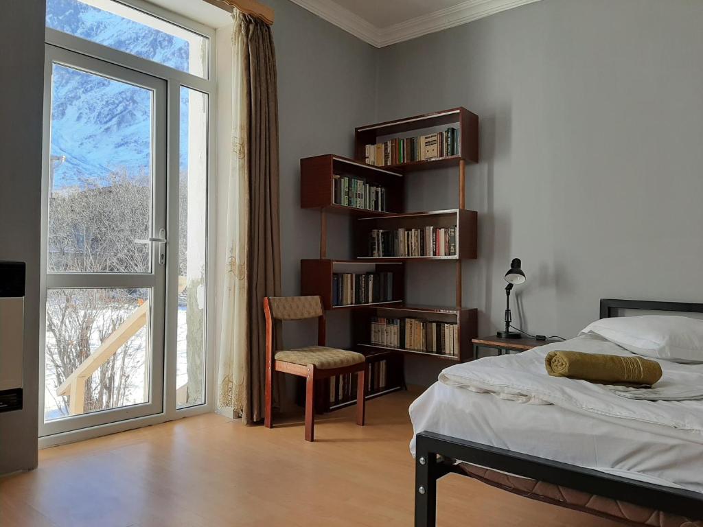 Postel nebo postele na pokoji v ubytování Kazbegi Green Yard