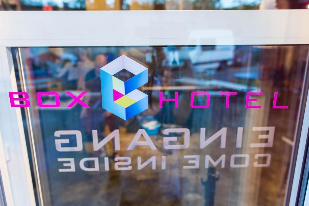 Certifikát, hodnocení, plakát nebo jiný dokument vystavený v ubytování BoxHotel Hannover