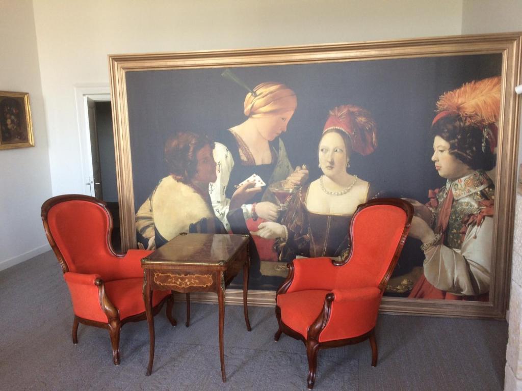 レクトゥールにあるL'Hôtel Particulier Guilhonの部屋の女性の集団絵画