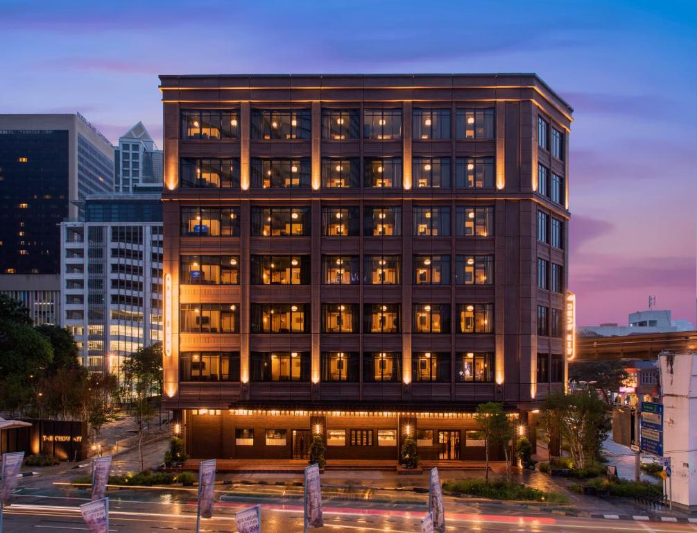 un edificio alto con muchas ventanas en una ciudad en The Chow Kit - an Ormond Hotel, en Kuala Lumpur