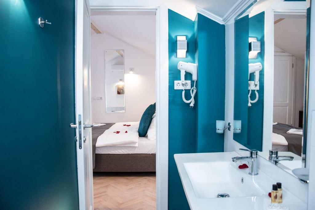 Postel nebo postele na pokoji v ubytování Heritage Hotel Petrakija