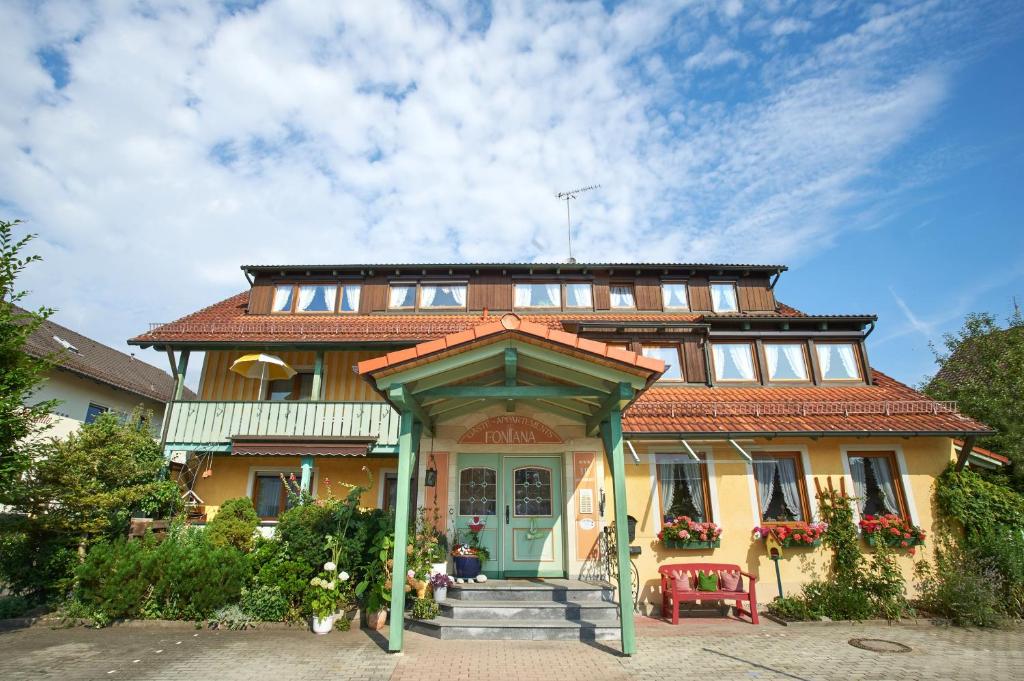 ein Haus mit grüner Tür davor in der Unterkunft Ferienwohnungen Fontana in Bad Gögging