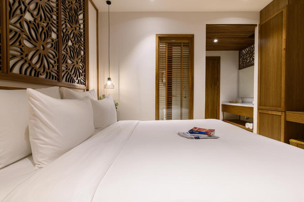Phòng Deluxe Giường đôi với Ban công và Tầm nhìn ra Hồ bơi
