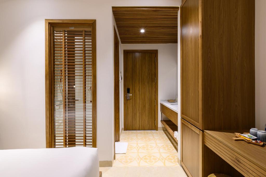 Phòng Deluxe Giường đôi với Ban công và Tầm nhìn ra Hồ bơi