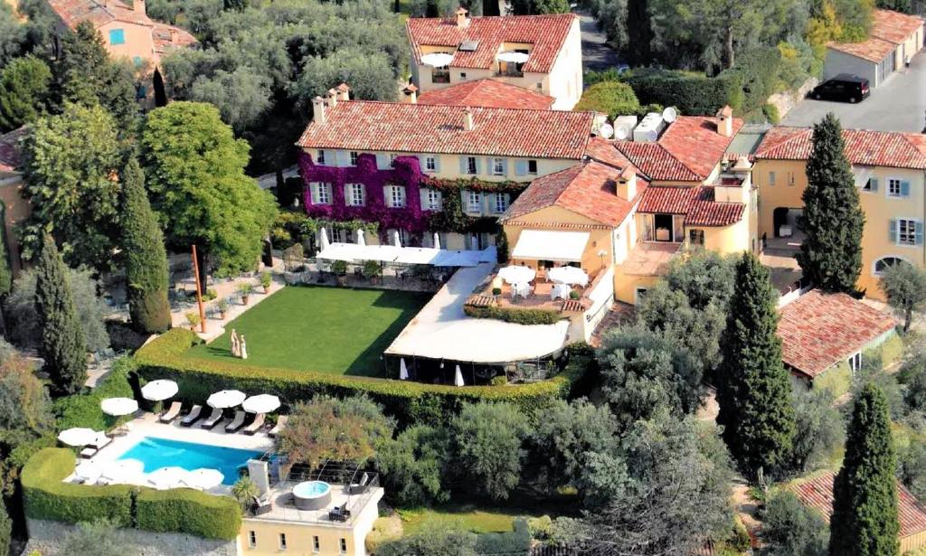 eine Luftansicht eines Hauses mit Pool in der Unterkunft Bastide Saint Antoine - Relais & Châteaux in Grasse