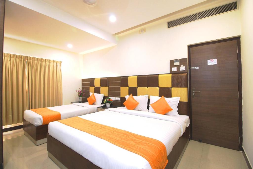 Postel nebo postele na pokoji v ubytování Saibala Grand Airport Hotel