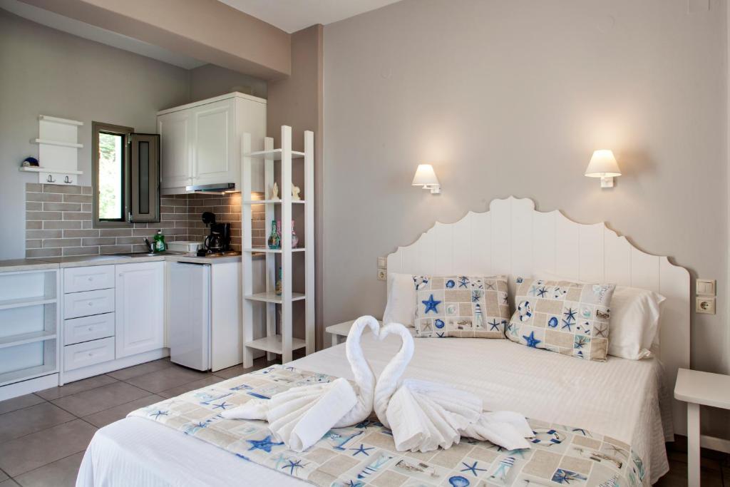 Postel nebo postele na pokoji v ubytování Mythos Suites Diskos