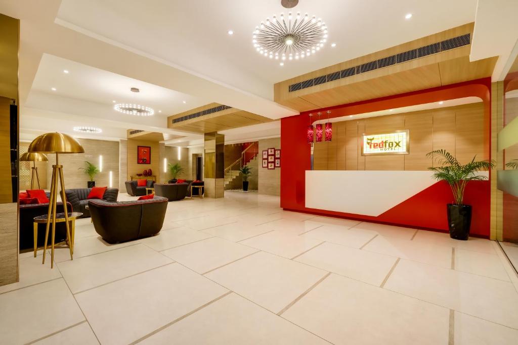 eine Lobby eines Hotels mit Wartebereich in der Unterkunft Red Fox Hotel, Vijayawada in Vijayawāda
