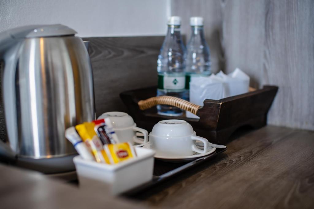 Příslušenství pro přípravu čaje a kávy v ubytování Add Plus Hotel & SPA