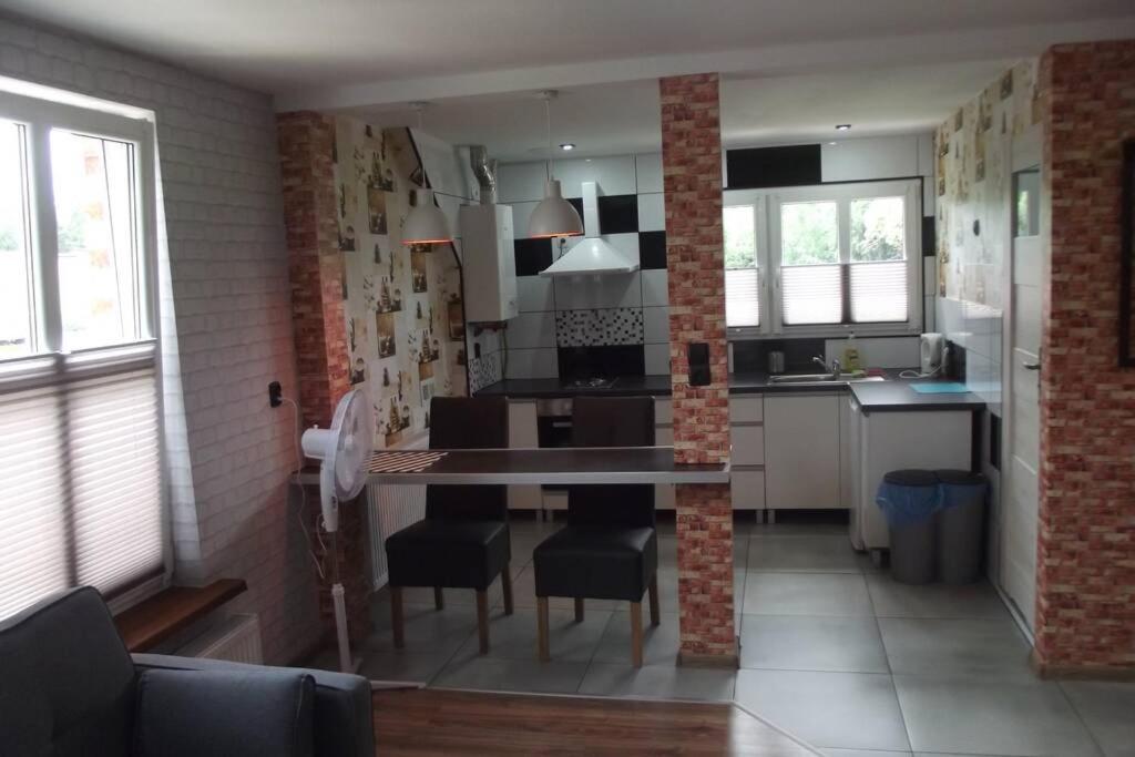 uma cozinha com mesa e cadeiras num quarto em Nad Kamienną em Jelenia Góra