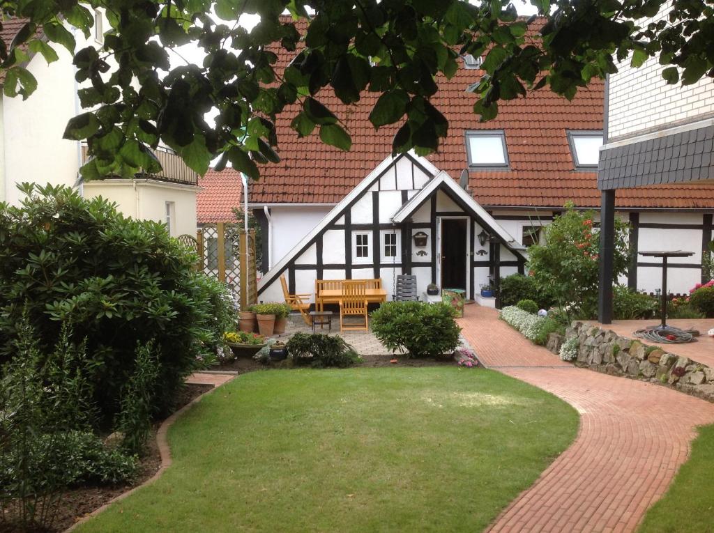 ein Haus mit Rasen davor in der Unterkunft Appartementanlage Tecklenburger Altstadt in Tecklenburg