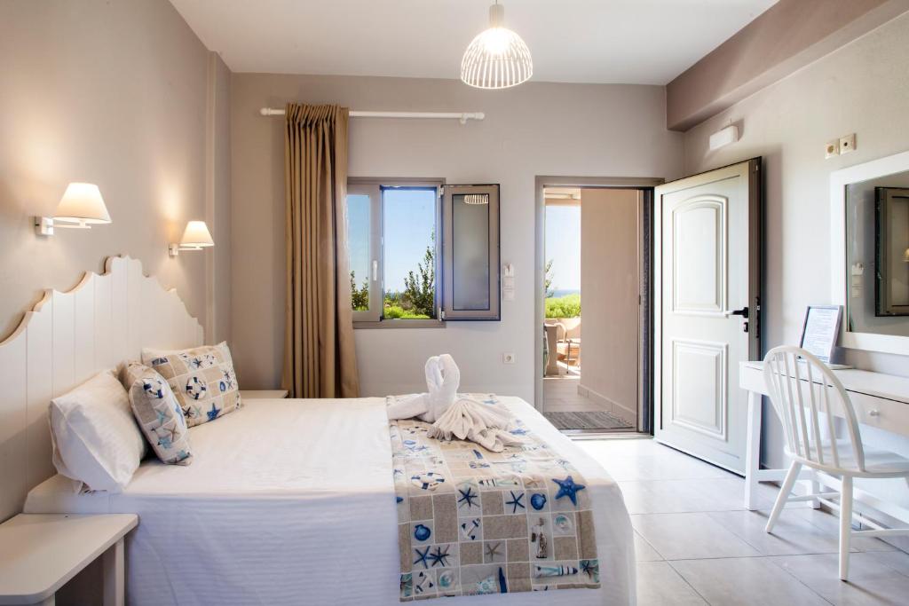 Postel nebo postele na pokoji v ubytování Mythos Suites Diskos