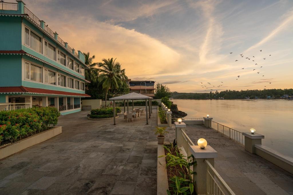 Indy Waterfront Resort - отзывы и видео