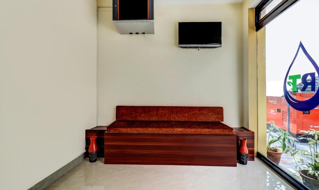 TV a/nebo společenská místnost v ubytování Itsy Hotels Rain Tulsi Stayz, Palarivattom Junction