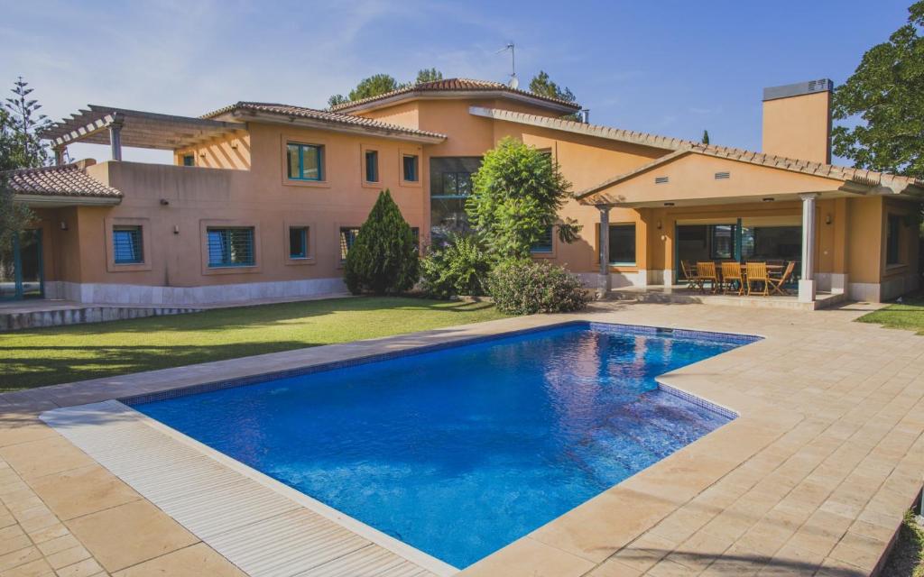 una piscina frente a una casa en Villa Turquesa en Dénia