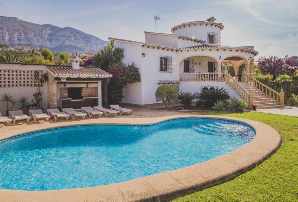 une villa avec une piscine en face d'une maison dans l'établissement Villa Somni - Deniasol, à Dénia